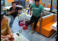 顾客饭店追野猪:我二百多斤怕它(笑麻了)